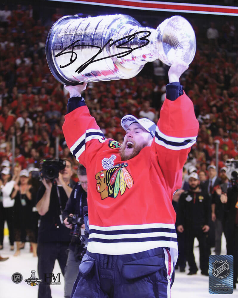 Scott Darling Signed Chicago Blackhawks Holding 2015 Stanley Cup Side View 8x10 Photo - DAR08P404 - Scott Darling Signed Chicago Blackhawks Holding 2015 Stanley Cup Side View 8x10 Photo product image