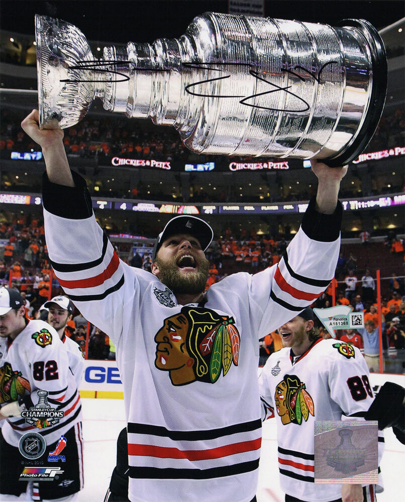 Ben Eager Signed Blackhawks 2010 Stanley Cup Trophy 8x10 Photo - EAG08P402 - Ben Eager Signed Blackhawks 2010 Stanley Cup Trophy 8x10 Photo product image