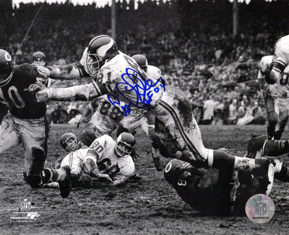 Carl Eller Signed Minnesota Vikings B&W Action vs Bears 8x10 Photo w/HOF'04 - ELL08P310 - Carl Eller Signed Minnesota Vikings B&W Action vs Bears 8x10 Photo w/HOF'04 product image