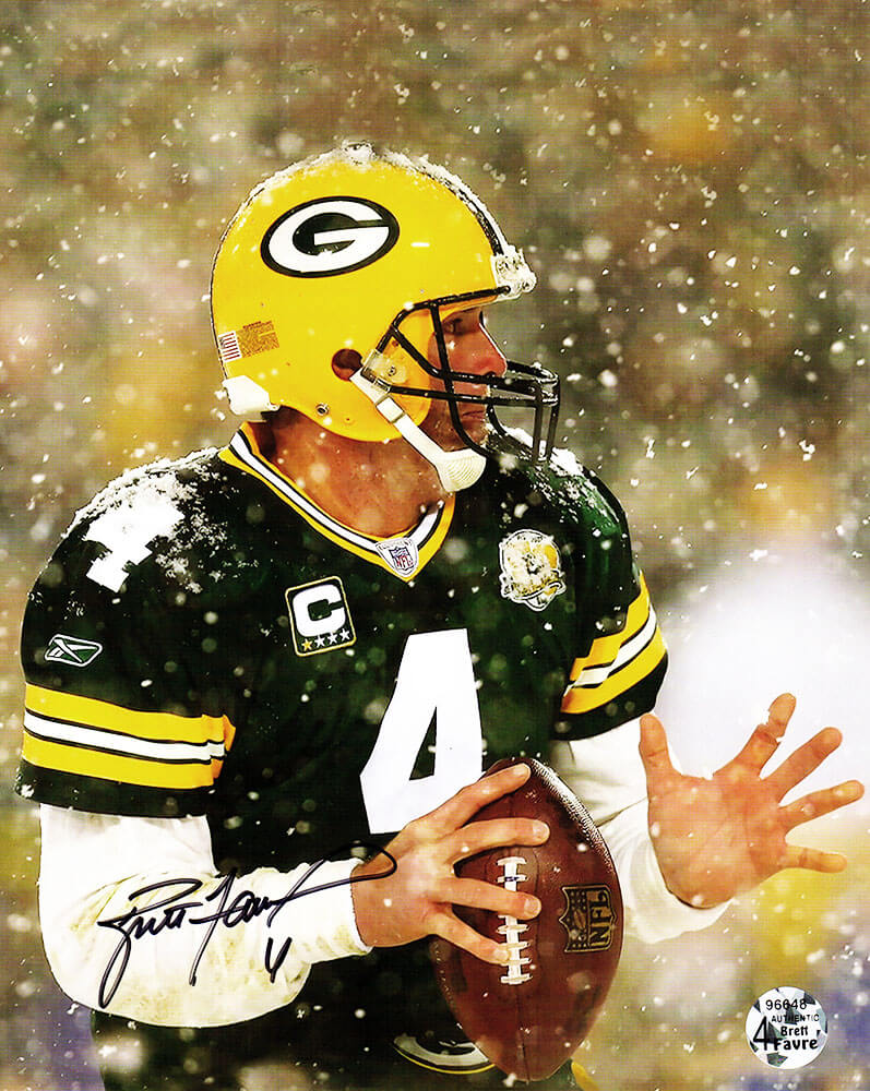 Brett Favre Signed Green Bay Packers Snow Passing Close Up 8x10 Photo - FAV08P305MYS - Brett Favre Signed Green Bay Packers Snow Passing Close Up 8x10 Photo product image