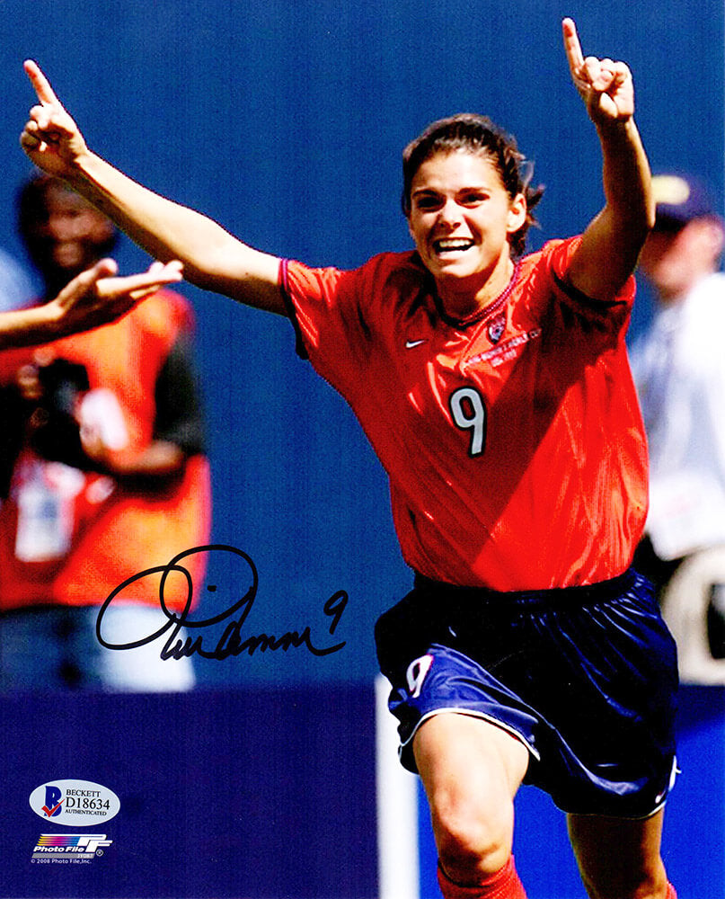 Mia Hamm Signed USA Soccer Celebration 8x10 Photo (Beckett) - HAM08P505 - Mia Hamm Signed USA Soccer Celebration 8x10 Photo (Beckett) product image