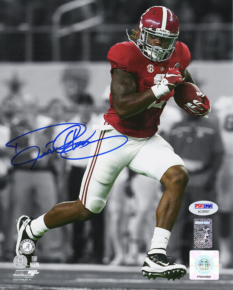 Derrick Henry Signed Alabama Action With Football Spotlight 8x10 Photo (PSA) - HEN08P313 - Derrick Henry Signed Alabama Action With Football Spotlight 8x10 Photo (PSA) product image