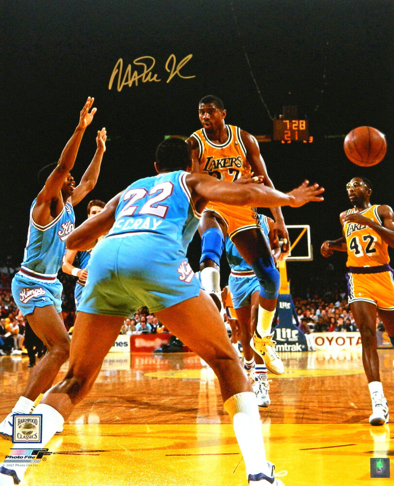 Magic Johnson Signed Los Angeles Lakers No Look Pass 16x20 Photo - JOH16P237 - Magic Johnson Signed Los Angeles Lakers No Look Pass 16x20 Photo product image