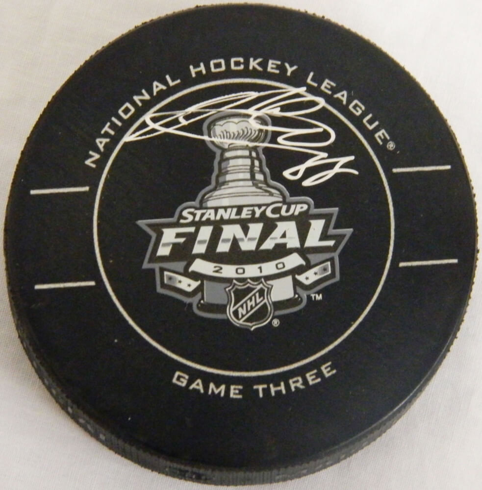 Patrick Kane Signed 2010 Stanley Cup Offical Game Puck - KANPUK400 - Patrick Kane Signed 2010 Stanley Cup Offical Game Puck product image
