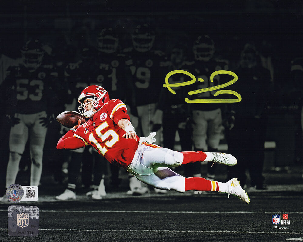 Patrick Mahomes Signed Kansas City Chiefs Superman Throw Spotlight 8x10 Photo (Beckett) - MAH08P301 - Patrick Mahomes Signed Kansas City Chiefs Superman Throw Spotlight 8x10 Photo (Beckett) product image