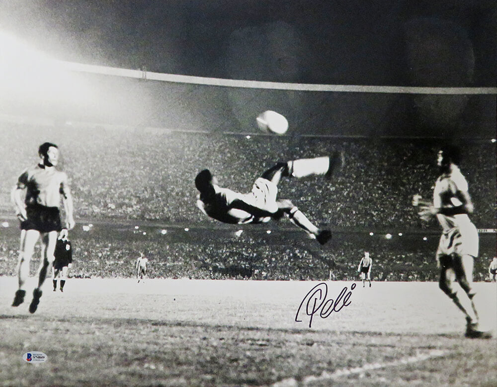 Pele Signed Brazil Soccer B&W Action Kick 16x20 Photo (Beckett) - PEL16P502MYS - Pele Signed Brazil Soccer B&W Action Kick 16x20 Photo (Beckett) product image