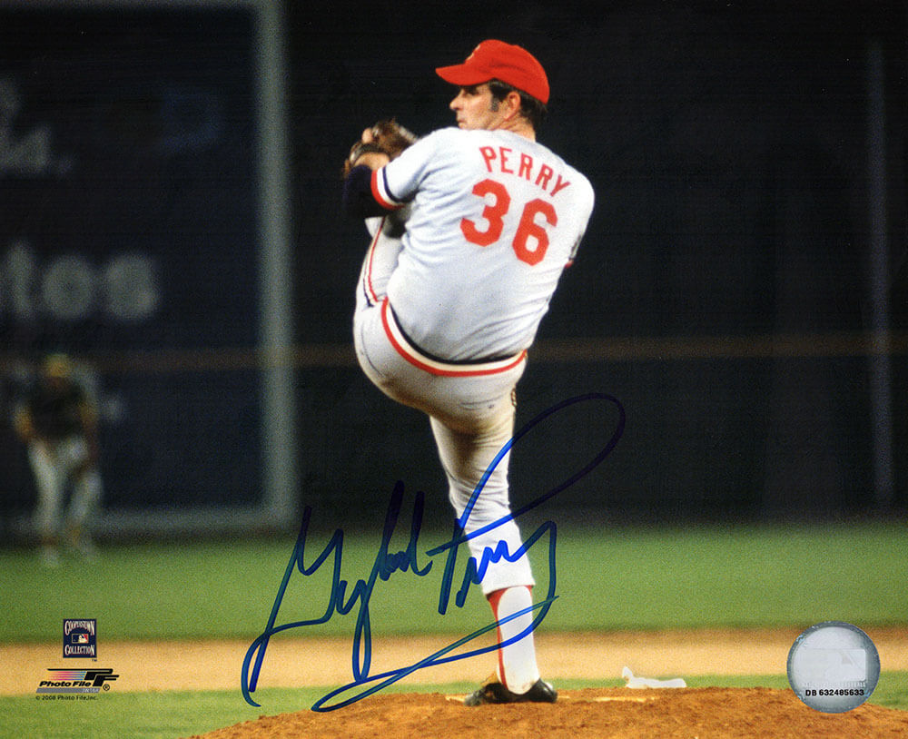 Gaylord Perry Signed Cleveland Indians Pitching 8x10 Photo - PER08P141TW - Gaylord Perry Signed Cleveland Indians Pitching 8x10 Photo product image