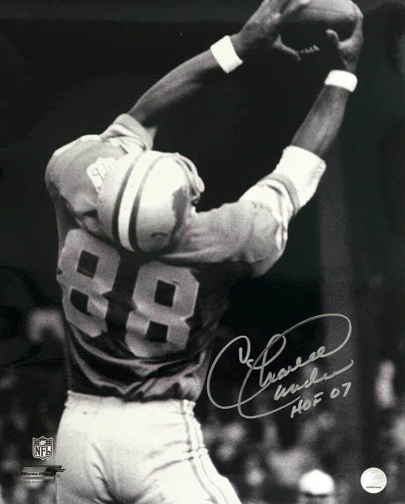 Charlie Sanders Signed Detroit Lions B&W Catching Football 16x20 Photo w/HOF'07 - SAN16P331 - Charlie Sanders Signed Detroit Lions B&W Catching Football 16x20 Photo w/HOF'07 product image