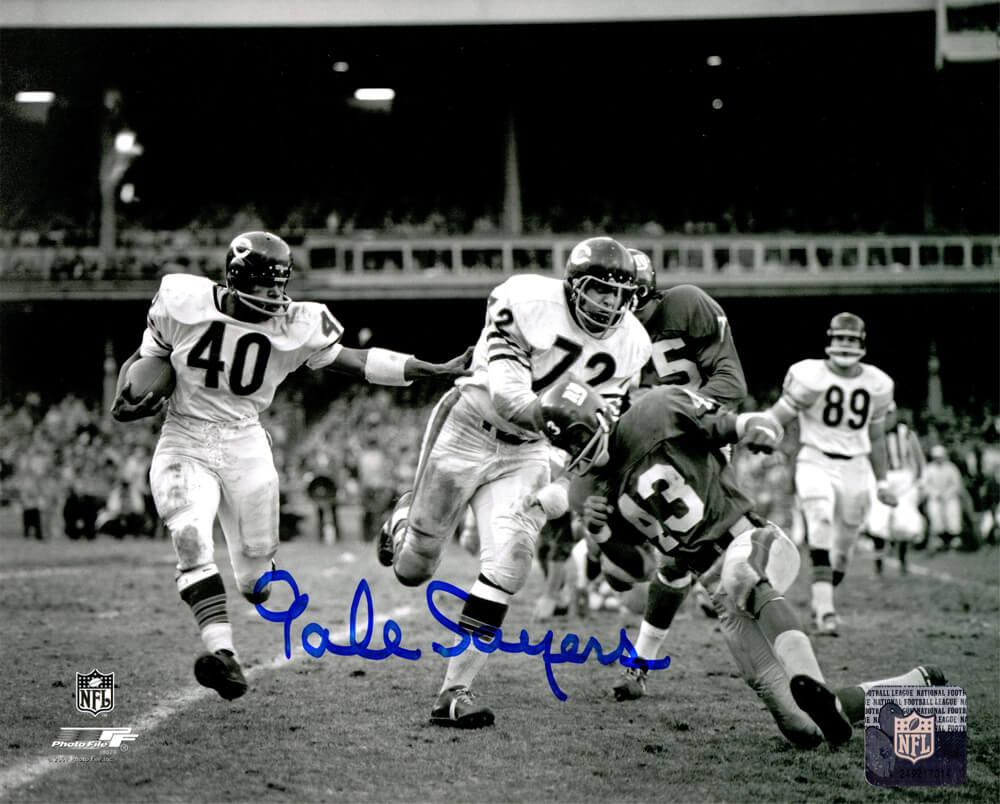 Gale Sayers Signed Chicago Bears Rushing Action vs Giants B&W 8x10 Photo - SAY08P304 - Gale Sayers Signed Chicago Bears Rushing Action vs Giants B&W 8x10 Photo product image