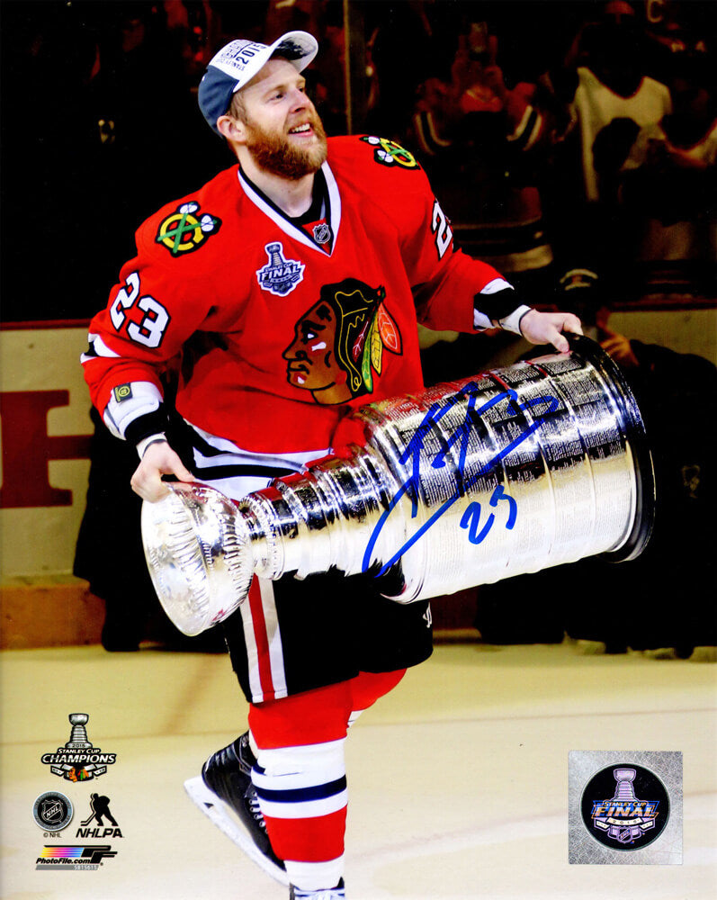 Kris Versteeg Signed Chicago Blackhawks 2015 Stanley Cup Trophy 8x10 Photo - VER08P402 - Kris Versteeg Signed Chicago Blackhawks 2015 Stanley Cup Trophy 8x10 Photo product image