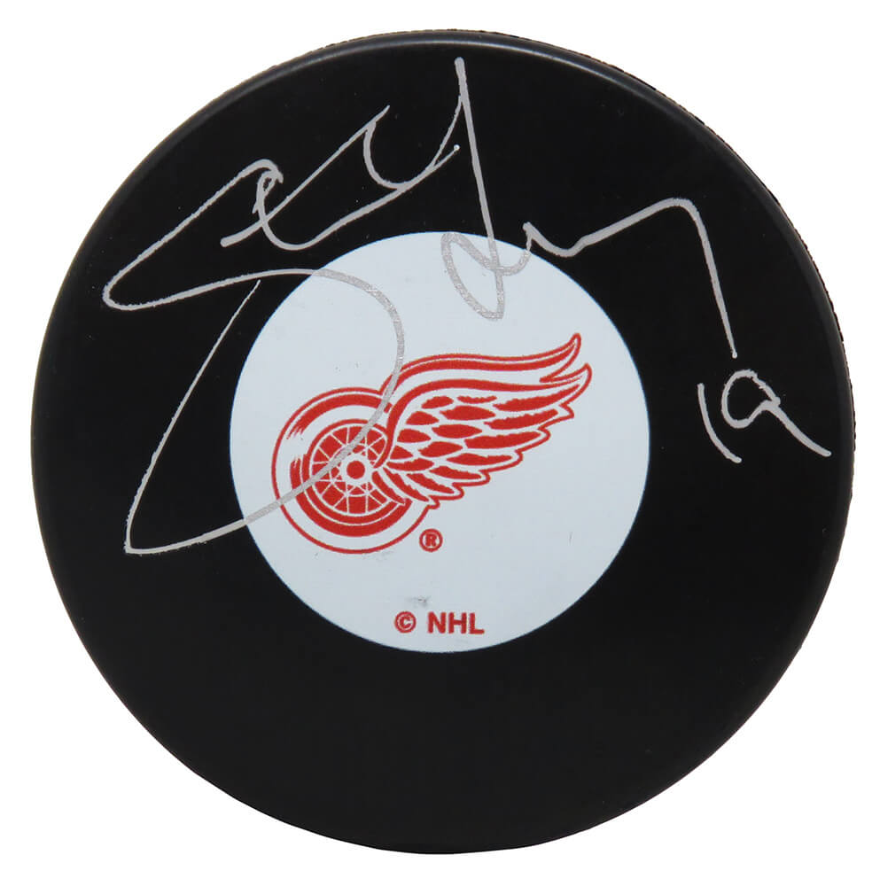 Steve Yzerman Signed Detroit Red Wings Logo Hockey Puck - YZEPUC404 - Steve Yzerman Signed Detroit Red Wings Logo Hockey Puck product image